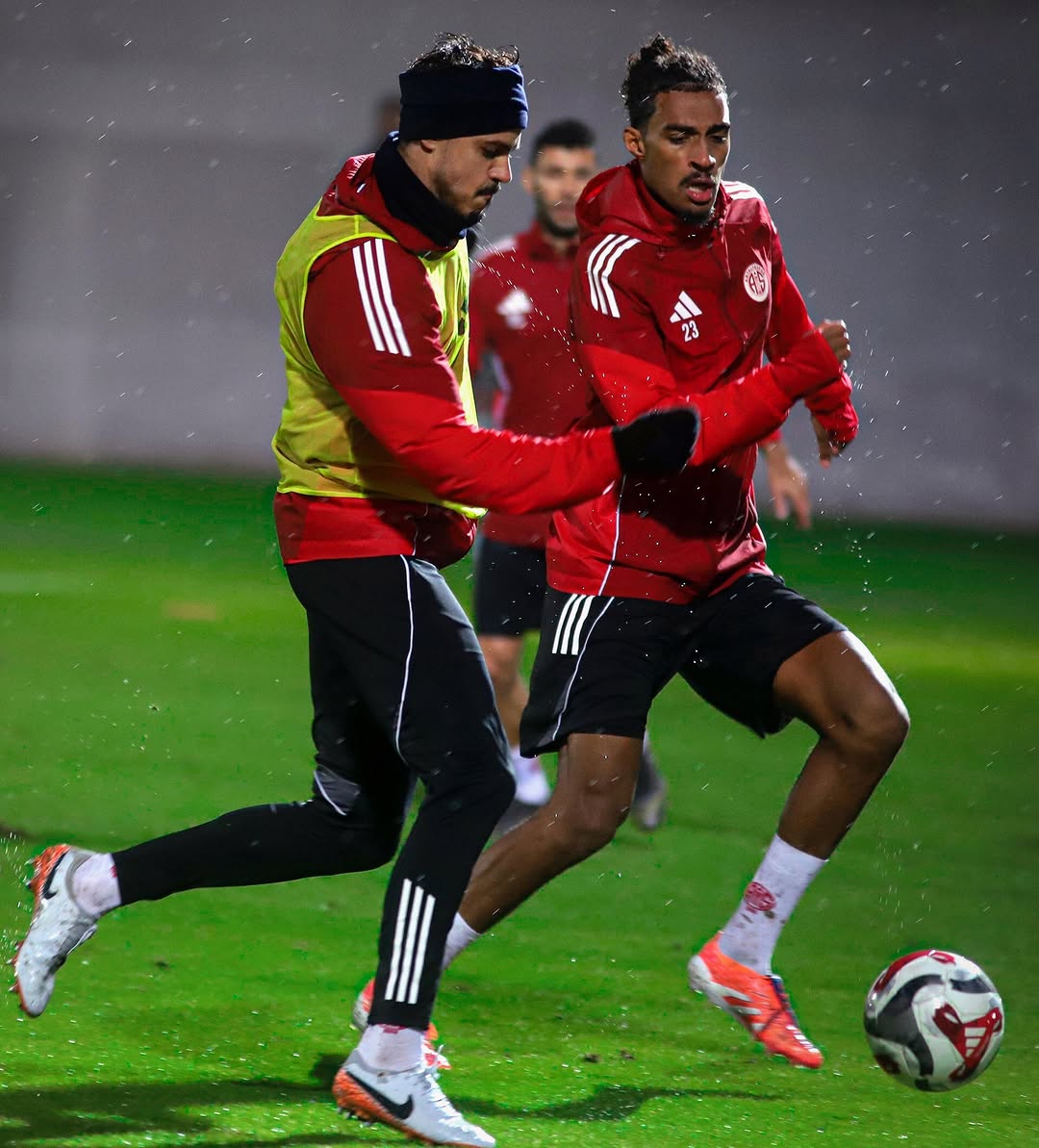 Antalya Spor FK, Göztepe Maçına Yağmur Altında Hazırlandı