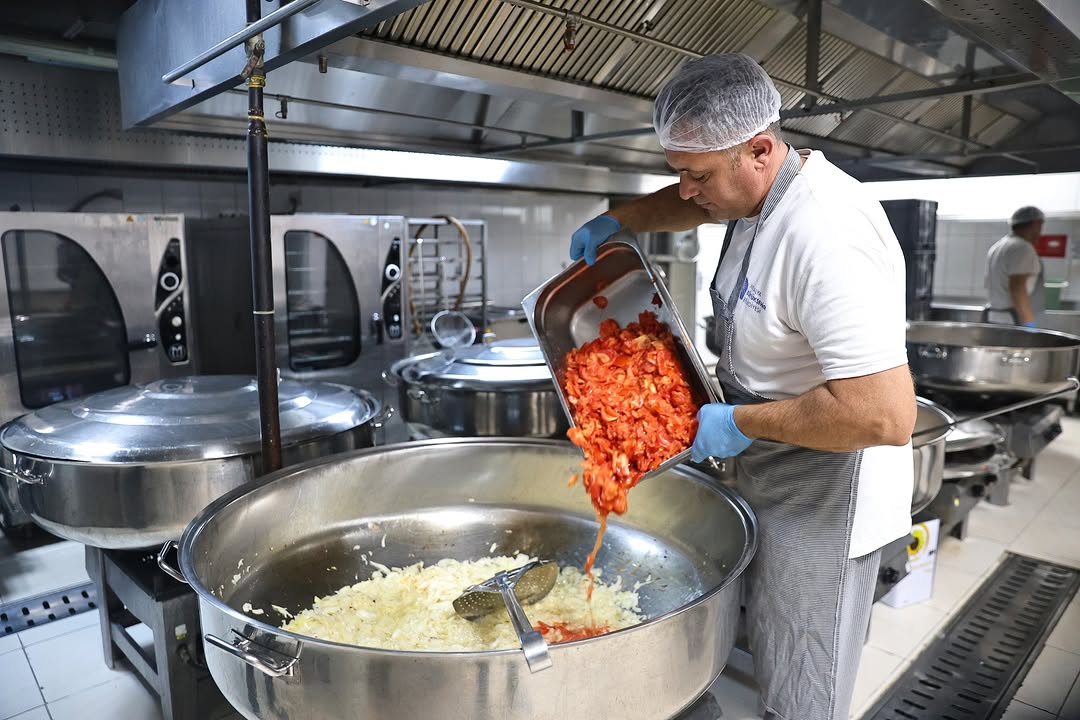 Antalya Büyükşehir Belediyesi Alanya Aşevi ile 600 Kişiye Sıcak Yemek Ulaştırıyor