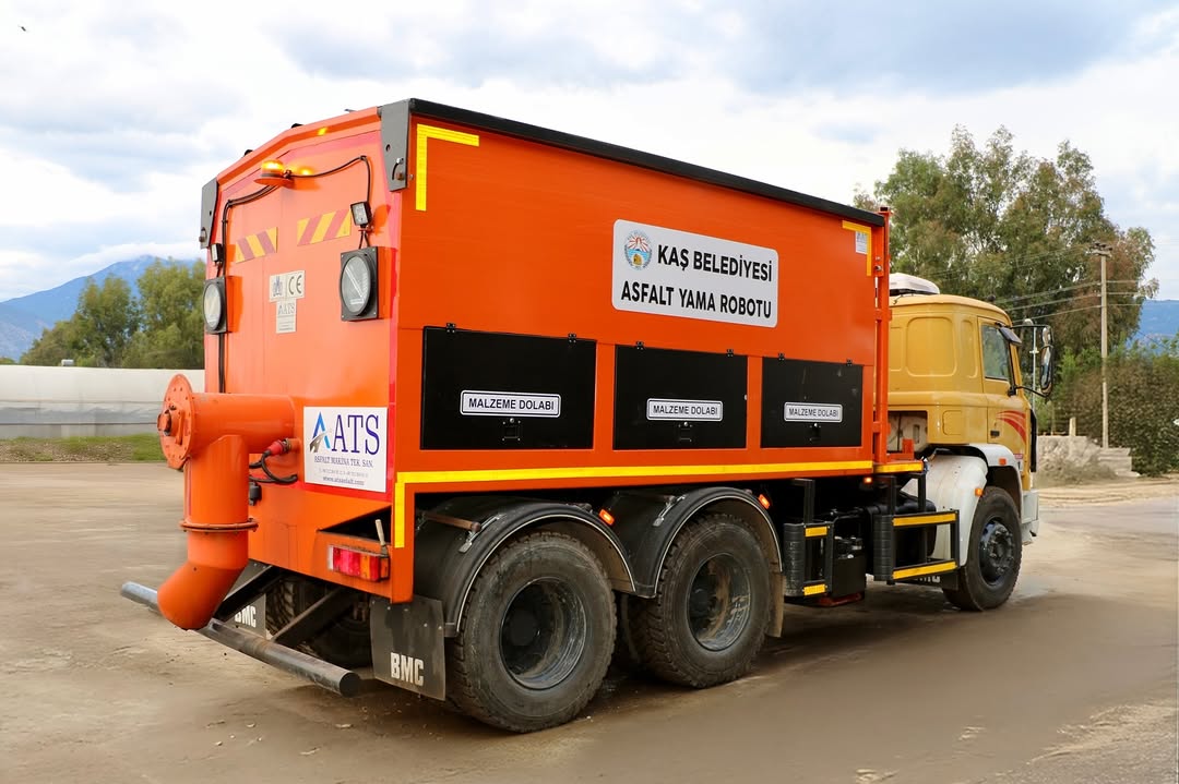 Kaş Belediyesi, Yol Bakım Çalışmalarına Asfalt Yama Robotu ile Hız Kazandırdı