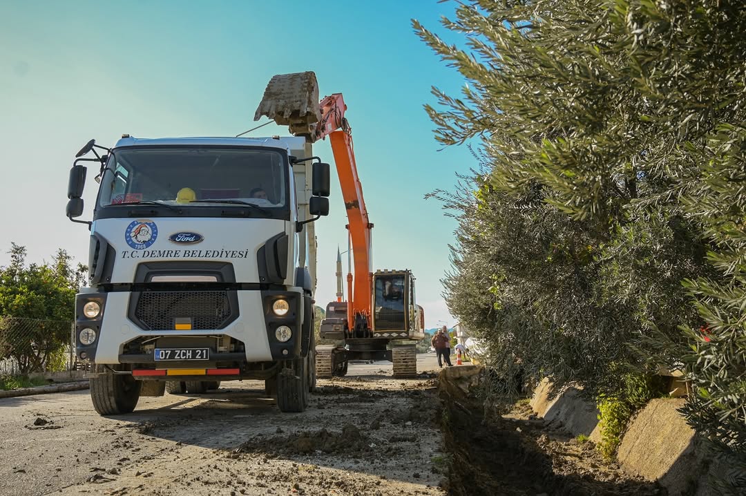 Demre Belediyesi Kışa Hazır: Yağmur Suyu Tahliye ve Altyapı Çalışmaları Hız Kesmiyor