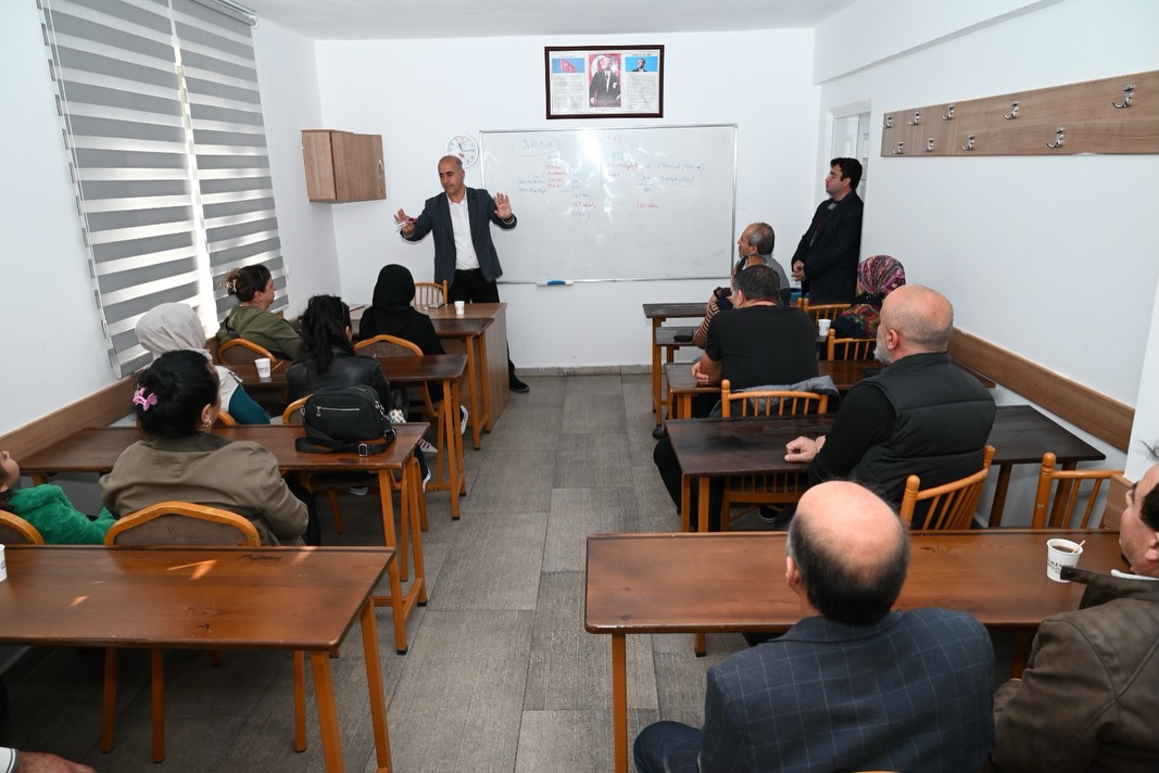 Kemer'de Üniversite Adaylarına Ücretsiz Destek Eğitimi ve Veli Toplantısı