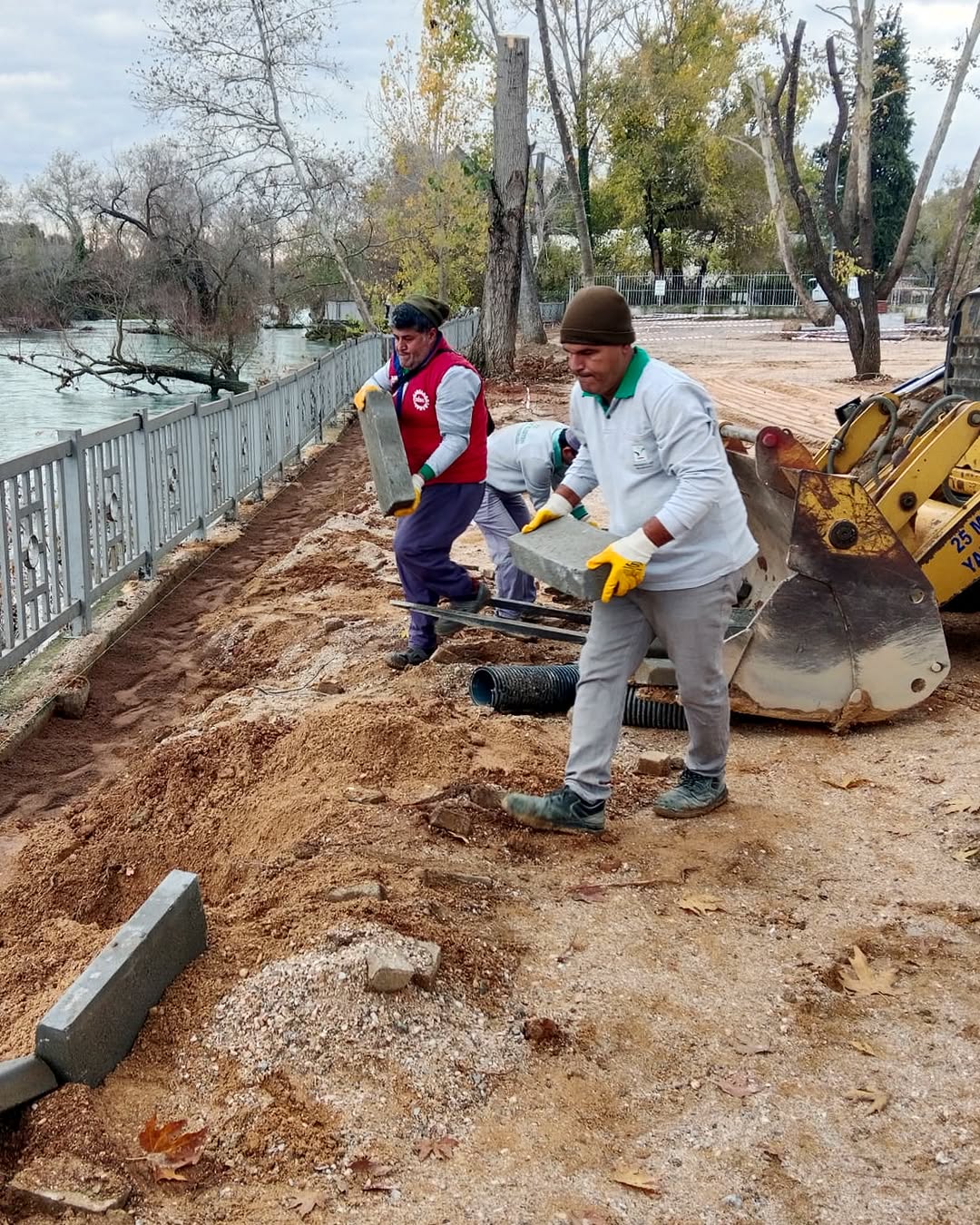 Manavgat'ta Park ve Bahçelerde Yenileme ve Bakım Çalışmaları Hız Kesmiyor
