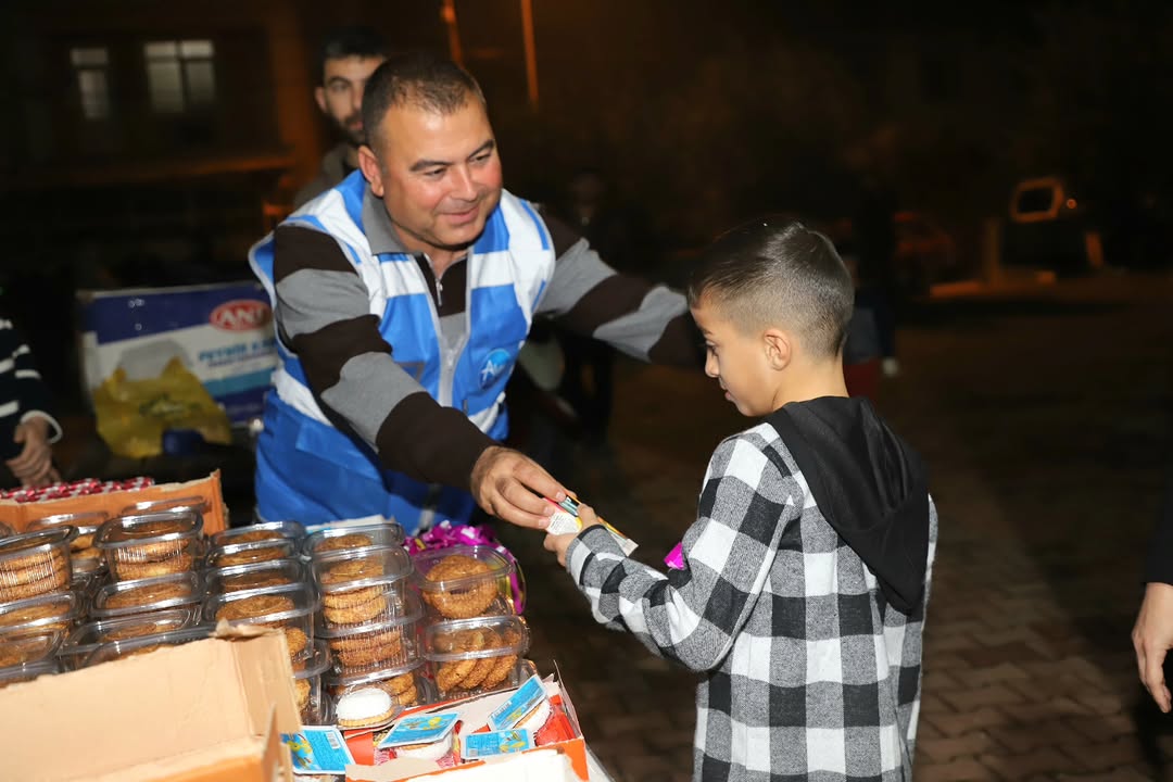 Aksu'da Regaip Kandili'nde Simit İkramı