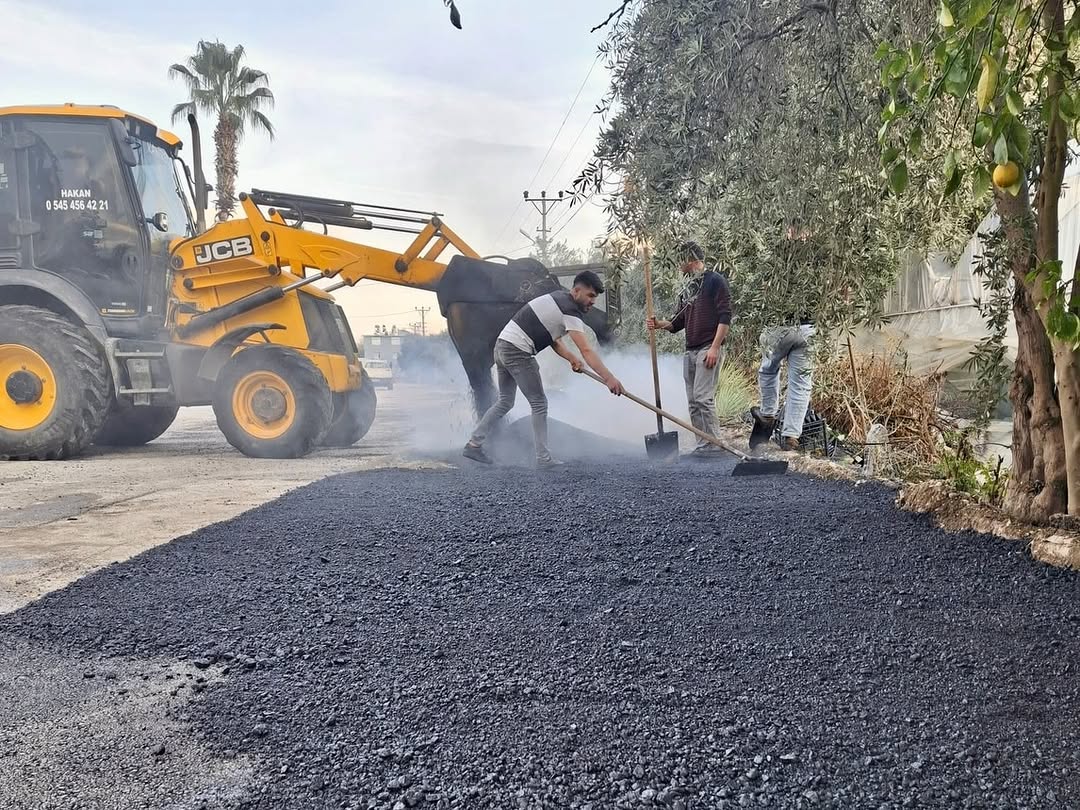 Antalya Demre'de Altyapı Çalışmaları Sonrası Yollar Sıcak Asfalt ile Yenileniyor