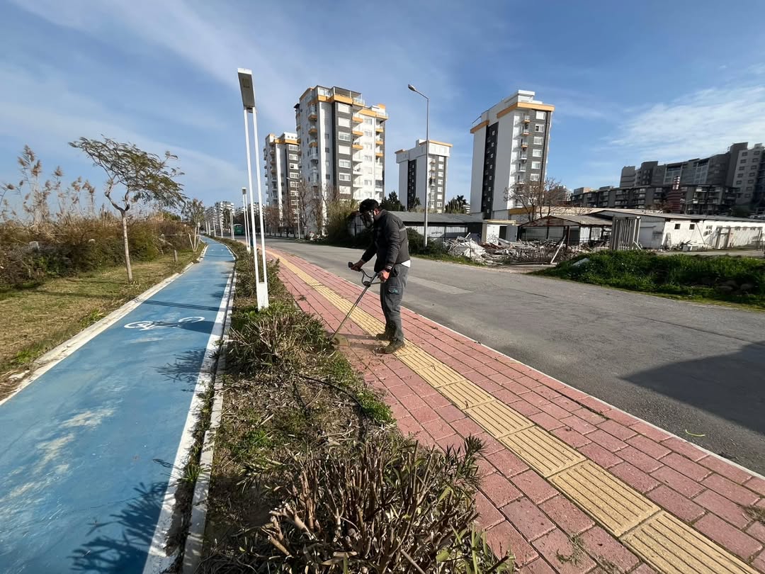 Antalya Aksu'da Yeşil Alan ve Çevre Düzenlemesi Çalışmaları Sürüyor