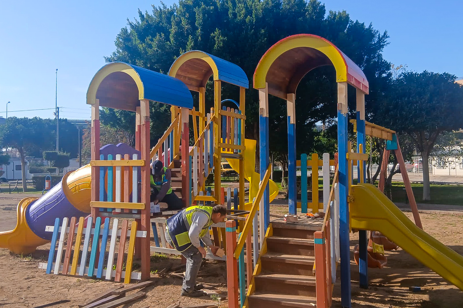 Manavgat'ta Park ve Yeşil Alanlarda Yenileme Çalışmaları Hız Kesmeden Sürüyor