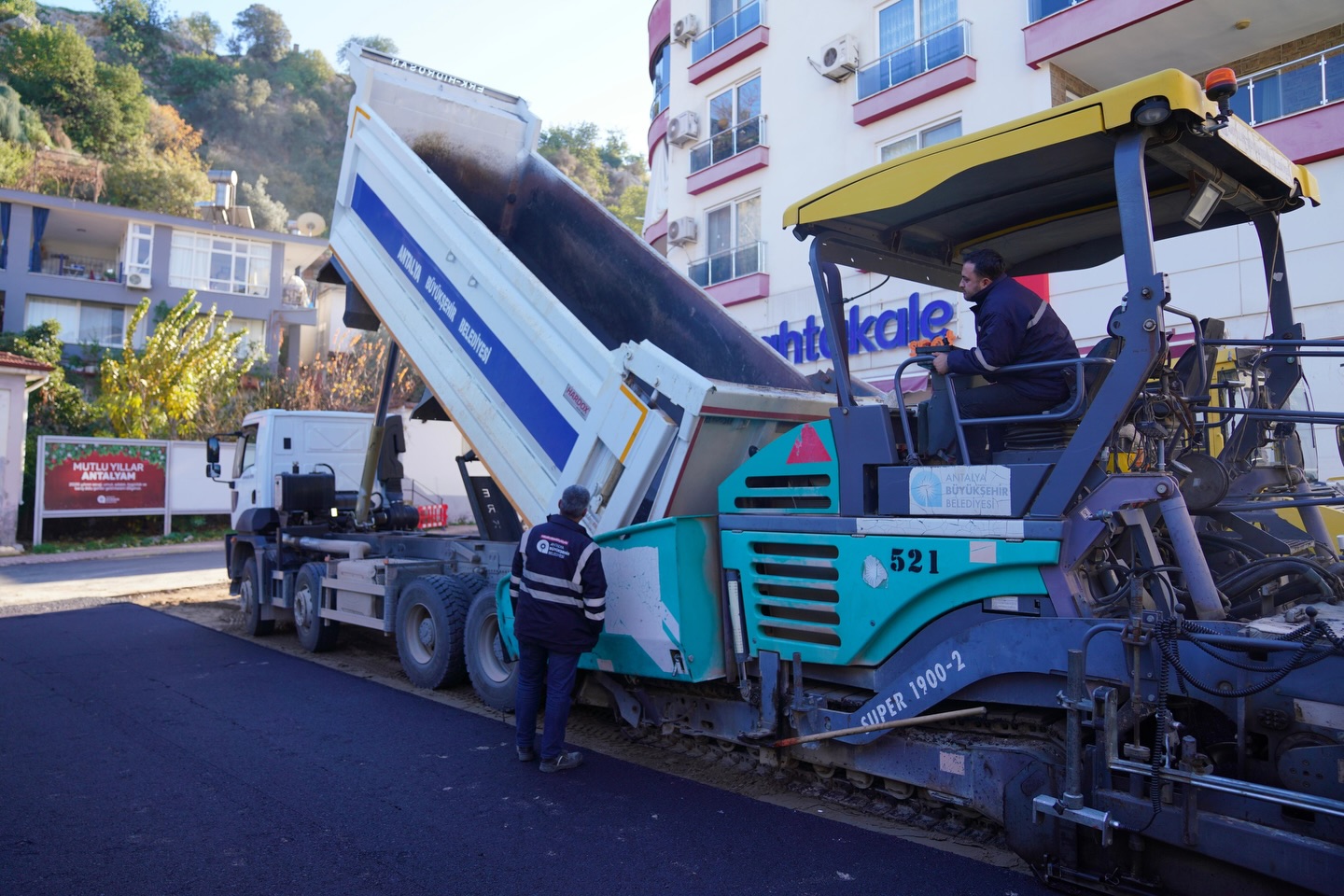 Finike'de Altyapı ve Yol Çalışmaları Hız Kesmeden Devam Ediyor