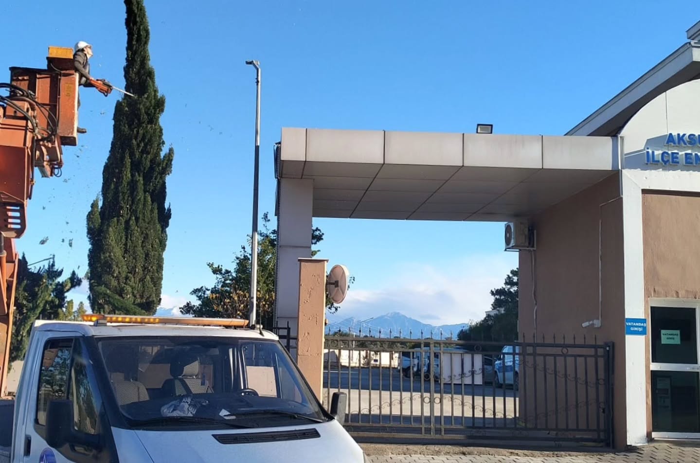 Aksu Belediyesi, İlçe Genelinde Kapsamlı Çevre Düzenleme Çalışması Başlattı