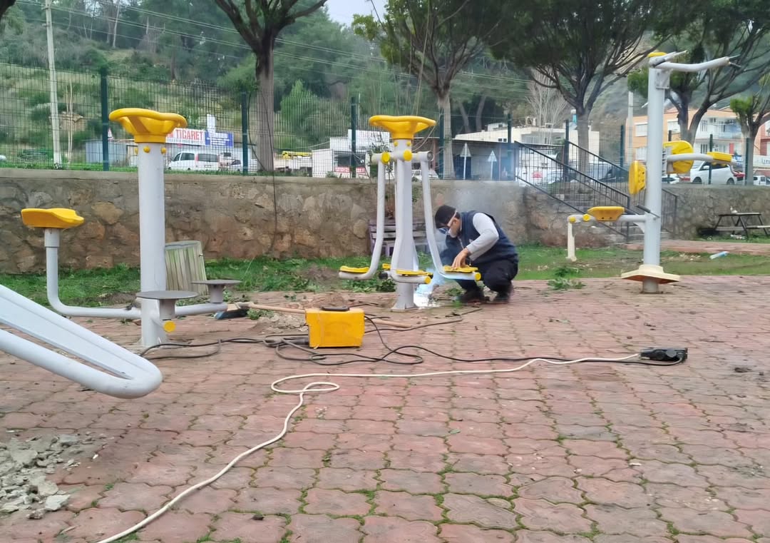 Antalya Aksu'da Park ve Bahçelerin Bakım Çalışmaları Tamamlandı