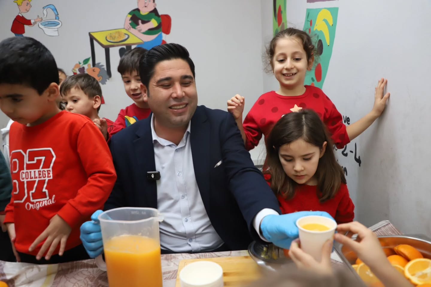 Aksu Belediyesi, Öğrencilere Portakal Suyu ve Türk Bayrağı Hediye Etti