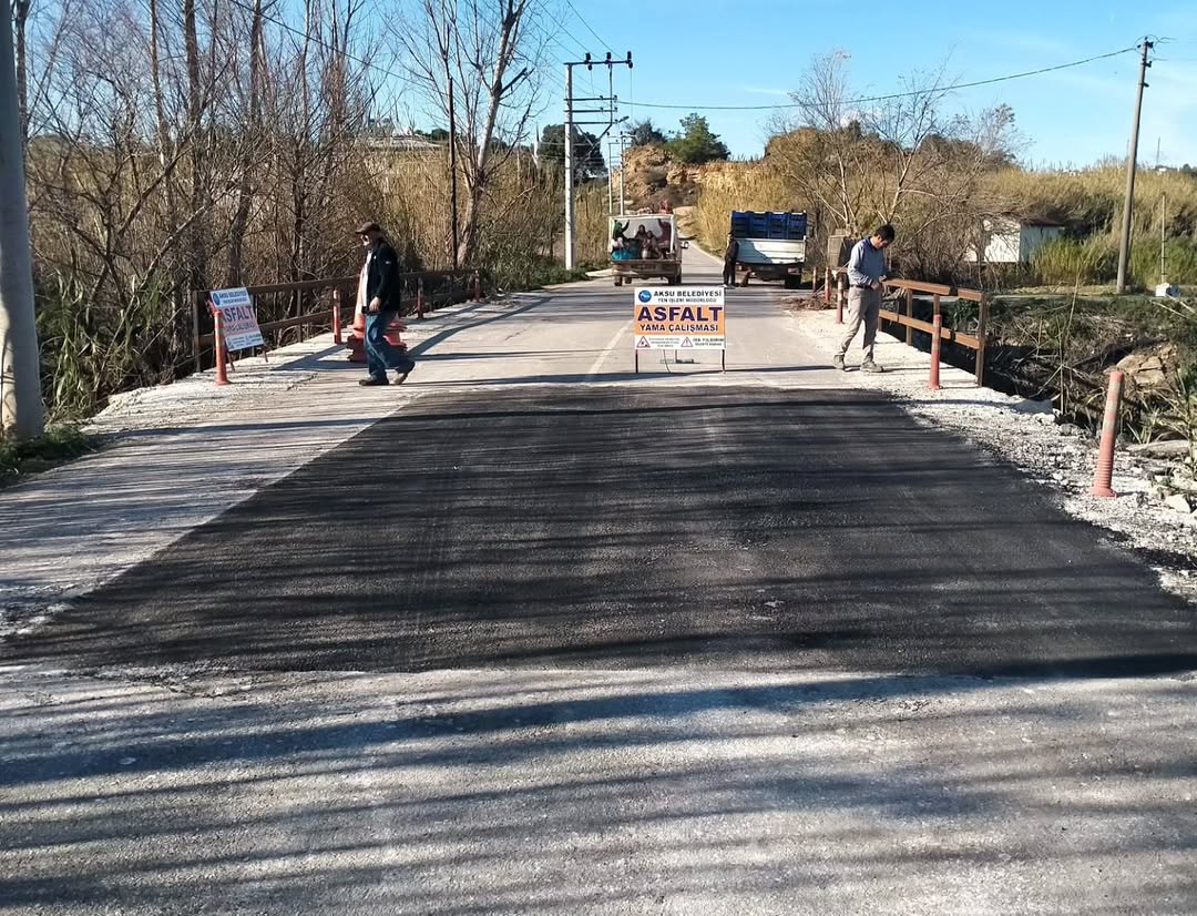 Aksu Belediyesi, Yağış Sonrası Yol Onarım Çalışmalarına Başladı