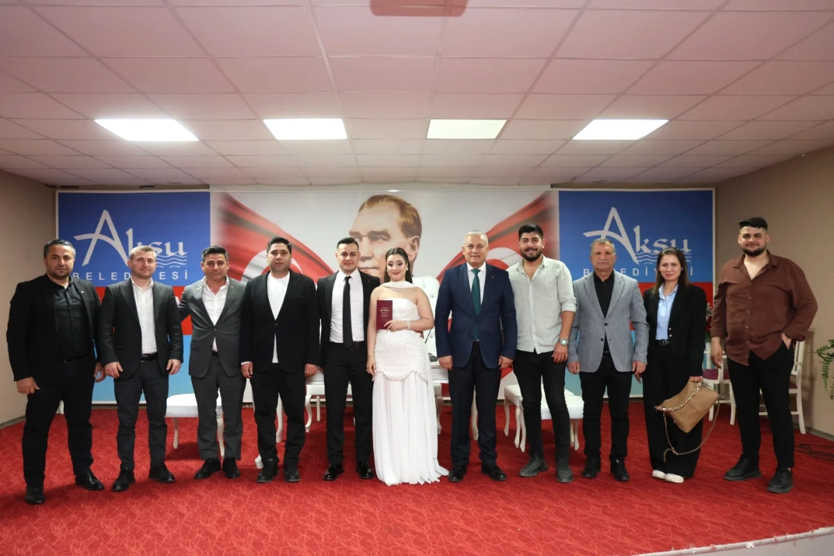 Aksu Belediyesinde Nikâh: Umut Şahin ve İrem Bahar Evlendi