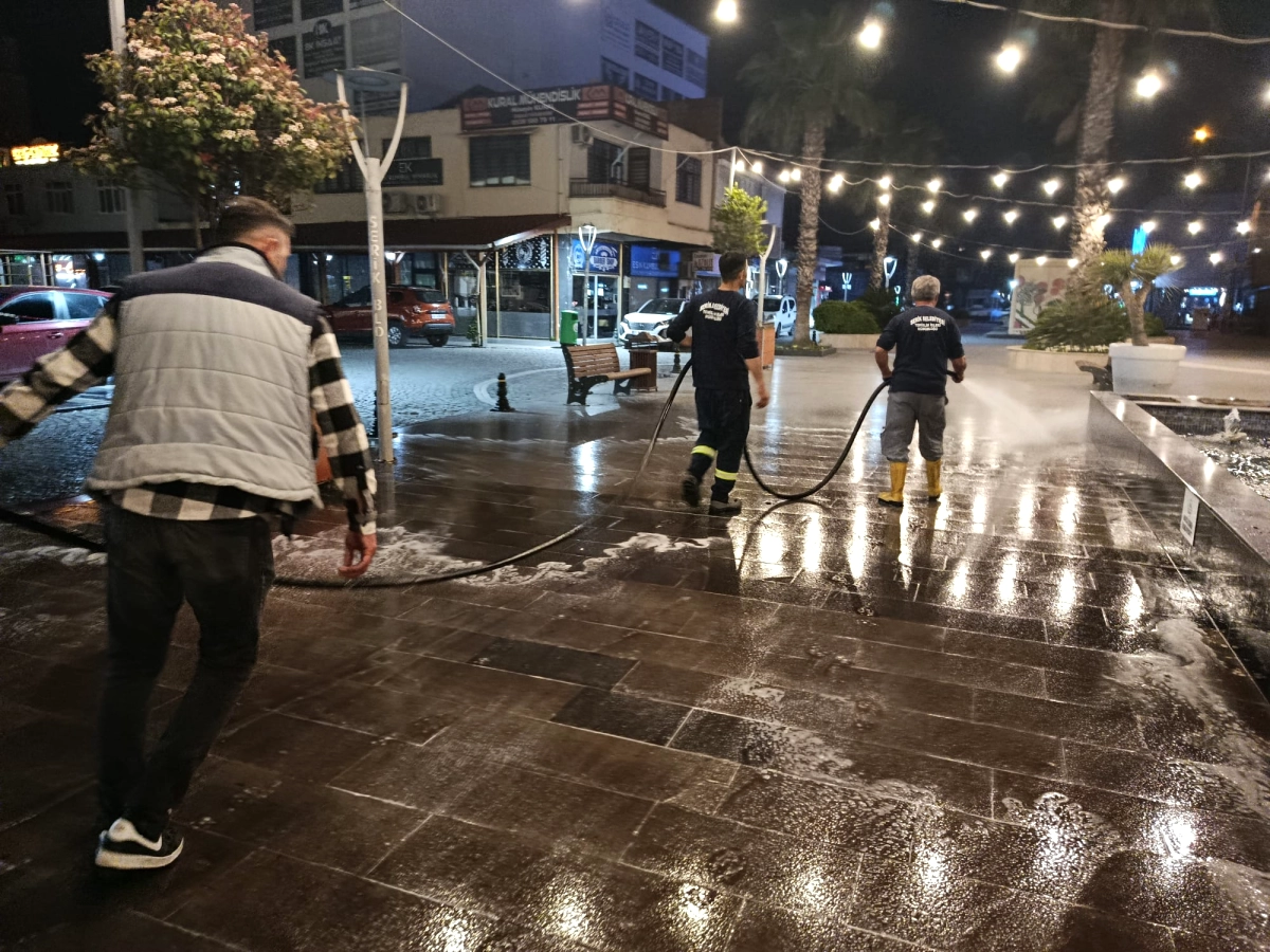Serik'te Cadde ve Sokak Temizliği: İlçe Merkezi Yıkanıyor