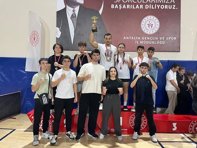 Kemer Belediyesi Kick Boks Sporcuları Antalya Turnuvasında Altın Madalyalarla Döndü