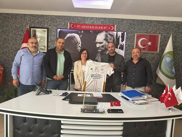Antalyaspor'dan SMA Hastası Arven Bebeğe Destek: Futbolcuların İmzalı Forması Hediye Edildi