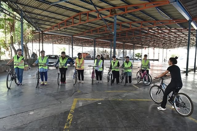 Antalya Kepez Belediyesi, Kadınlara Ücretsiz Bisiklet Eğitimi Veriyor