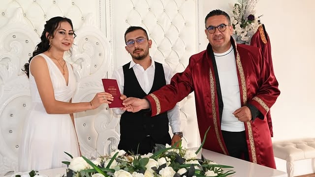 Finike'de Mutlu Evliliğe Başlangıç: Belediye Başkanı'ndan Tebrikler