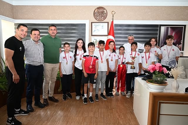 Kemer Belediyespor Kick Boks Takımı, Antalya Turnuvasında 10 Madalya Kazandı