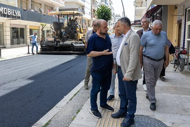 Manavgat Belediyesi, Fevzipaşa Caddesi'nde Yenileme Çalışmalarını Yerinde İnceledi