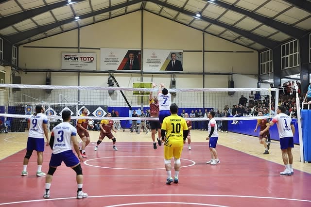 Elmalı'da Voleybol Turnuvası Yarı Final Heyecanı: Finale Yükselen Takımlar Belli Oldu