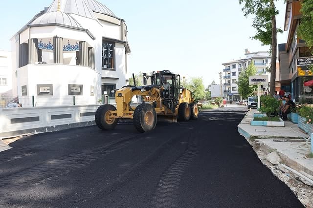 Döşemealtı'nda Yeni Caminin Önü Asfaltlandı