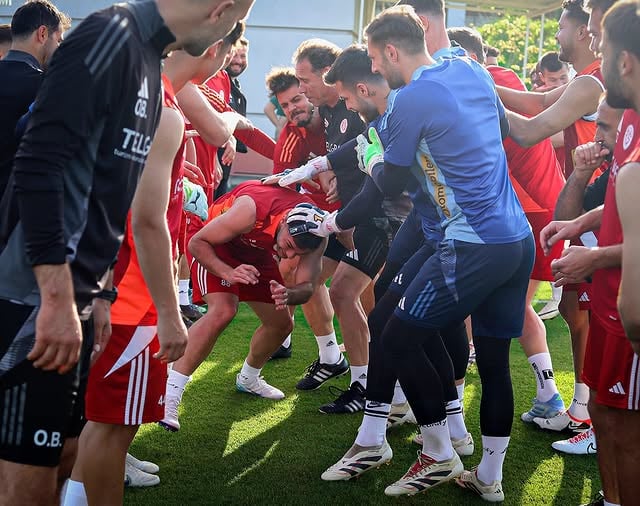 OnvoAntalyaspor Futbolcusu Taha Osman Özmert'in Doğum Günü Kutlandı