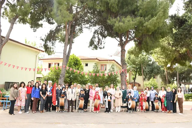 Antalya Valisi'nin Eşi, Çocuk Evleri Sitesi'ni Ziyaret Etti ve Anneler Günü'nü Kutladı