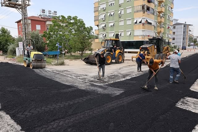 Döşemealtı Belediyesi, Yeniköy Mahallesi'nde Yol Bakım Çalışması Yaptı