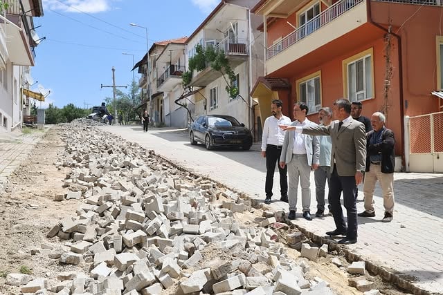 Elmalı'da Gündoğan Mahallesi'nde Asbestli Borular Değiştiriliyor, Yol Sıcak Asfaltla Yenileniyor