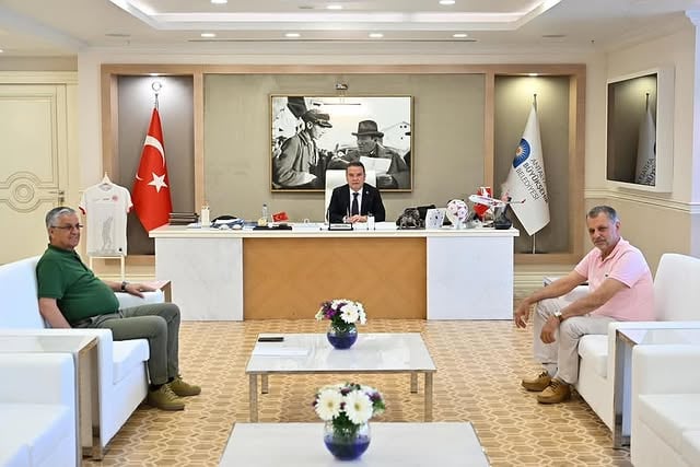 Kemer Belediye Başkanı Topaloğlu, Antalya Büyükşehir Belediye Başkanı Böcek'i Ziyaret Etti