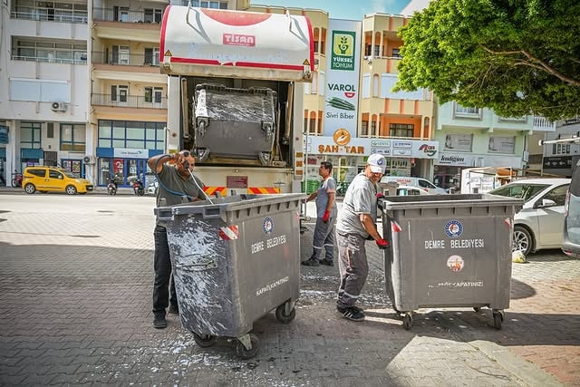 Antalya Demre'de Çöp Konteynerleri Düzenli Olarak Yıkanıyor