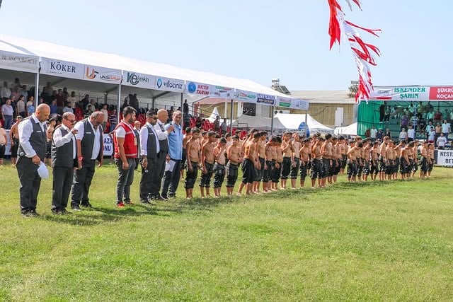Antalya Kaş'ta Geleneksel Yağlı Güreşler Başladı