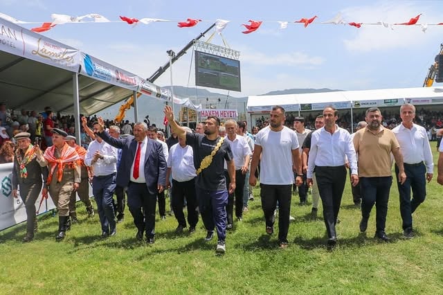 Kaş Belediyesi, Tarihi Kırkpınar Yağlı Güreşleri'nde Başpehlivan Yusuf Can Zeybek'i Onurlandırdı