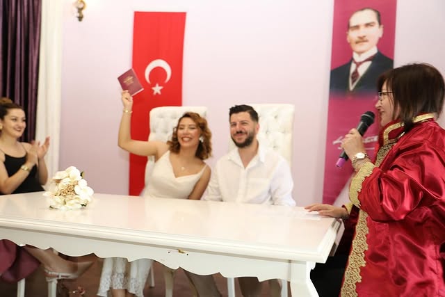 Antalya Akseki'de Evlenen Genç Çifte Belediye Başkanı'ndan Tebrik