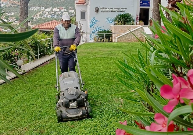 Kaş Belediyesi Parkları Renklendiriyor: Daha Yeşil Bir Kaş İçin Çalışmalar Sürüyor