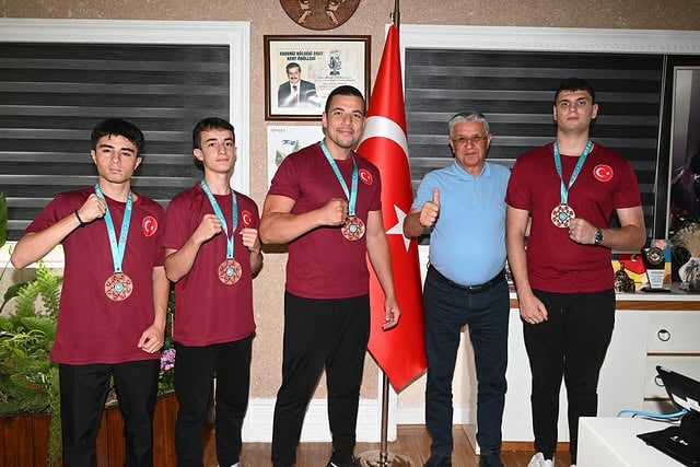 Kemer Belediyesi Kick Boks Takımı Dünya Kupası'nda Dört Madalya Kazandı