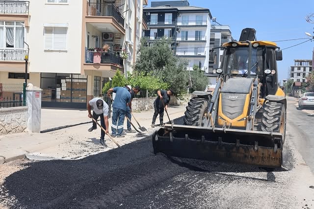 Döşemealtı Belediyesi Yeniköy Mahallesi'nde Yol Bakım Çalışması Gerçekleştirdi