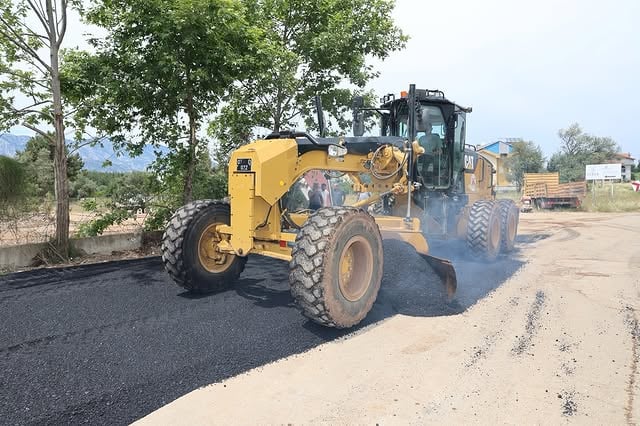 Döşemealtı Belediyesi Düzlerçamı Mahallesi'nde Yol Bakım ve Onarım Çalışması Gerçekleştirdi