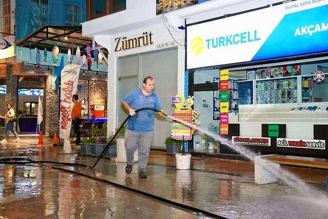 Finike'de Kurban Bayramı Öncesi Atatürk Caddesi Temizliği Yapıldı