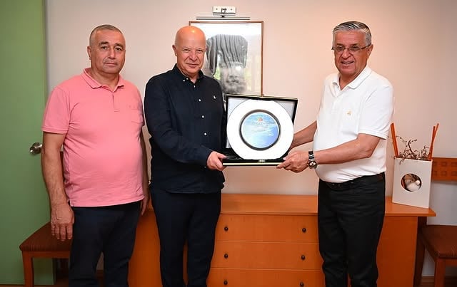 Kemer Belediye Başkanı Topaloğlu'ndan Yaşam Hastanesi'ne Teşekkür Plaketi