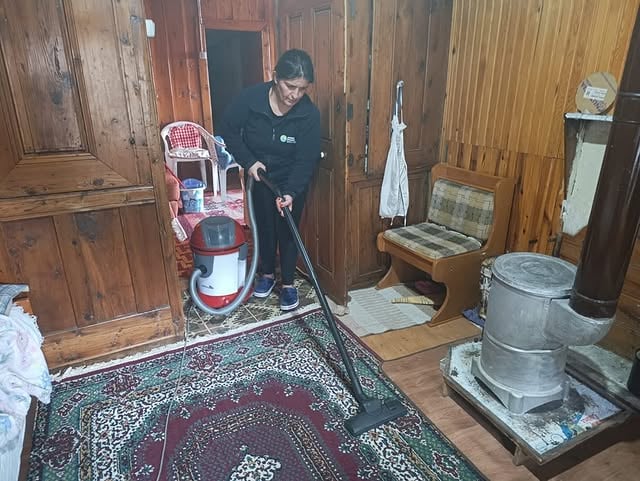 Antalya Akseki Belediyesi Güzelsu Mahallesi'nde Ev Temizliği Gerçekleştirdi