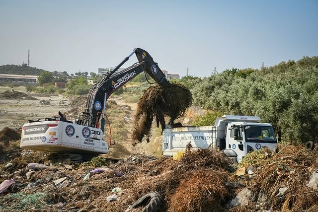 Demre Belediyesi, Çevre Temizliği ve Altyapı Çalışmalarına Devam Ediyor
