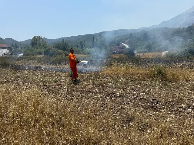 Kemer’de Çalılık Alanda Yangın Kontrol Altına Alındı