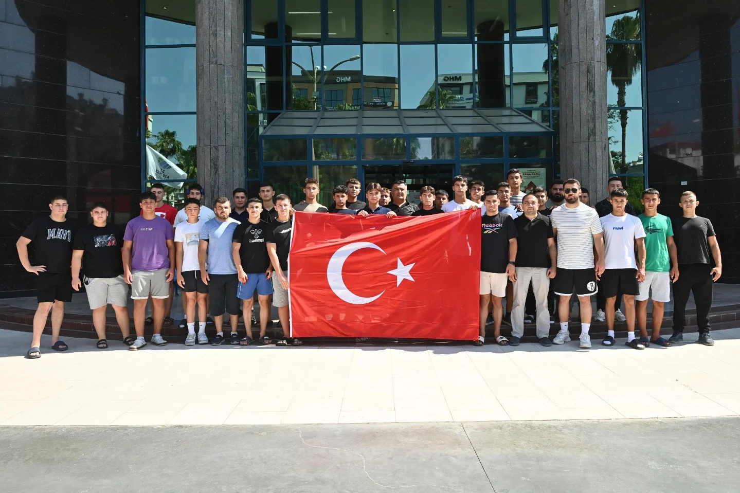 Kumluca Belediyesi'nden Yağlı Güreş Ligi'ne Katılan Pehlivanlara Destek