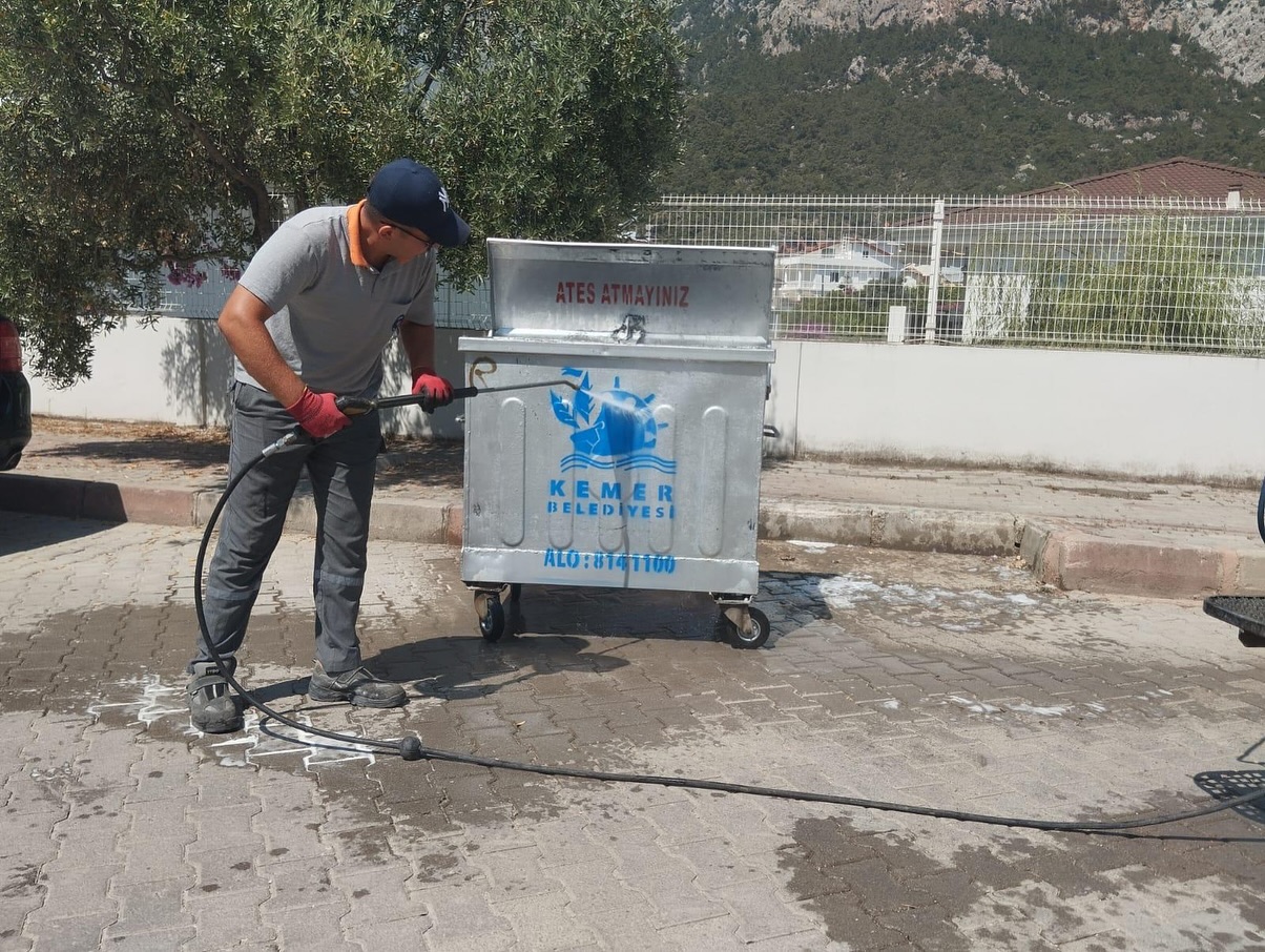 Antalya Kemer'de Çöp Konteynerleri Dezenfekte Ediliyor