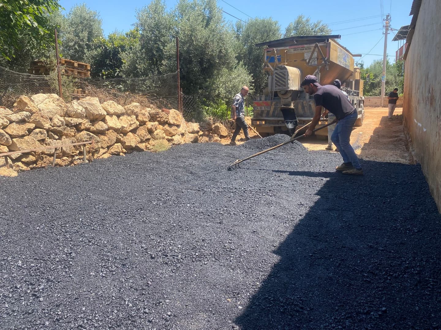 Antalya Aksu'da Pınarlı ve Macun Mahallelerinde Asfalt Yama Çalışması Başladı