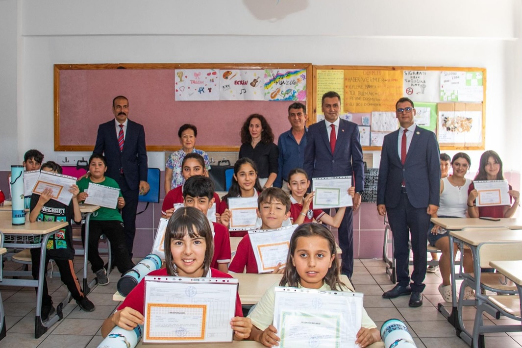 Kaş Belediyesi Temsilcileri Atatürk Ortaokulu Karne Törenine Katıldı