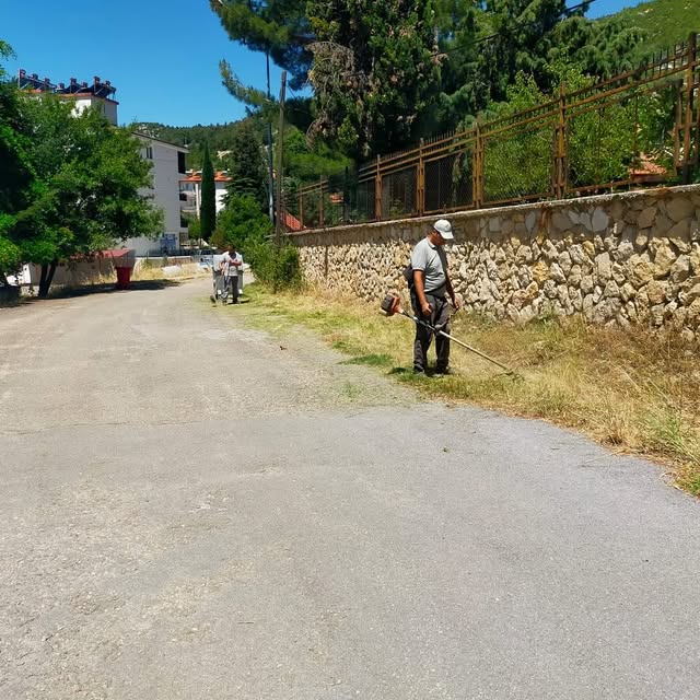 Akseki Belediyesi, Demirciler Mahallesi'nde Ot Kesim Çalışmalarını Tamamladı