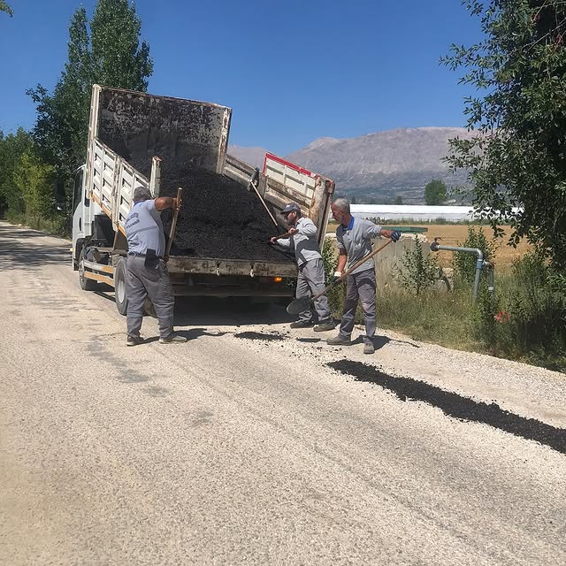 Elmalı'da Yollar Yenileniyor: Fen İşleri Ekipleri Mahallelerde Çalışıyor