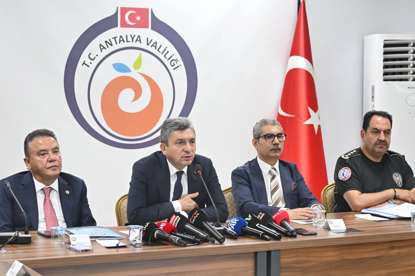 Antalya'da Turizm Güvenliği İçin Valilik Toplantısı Düzenlendi